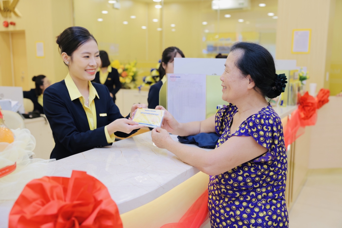 Khách hàng giao dịch tại Nam A Bank.