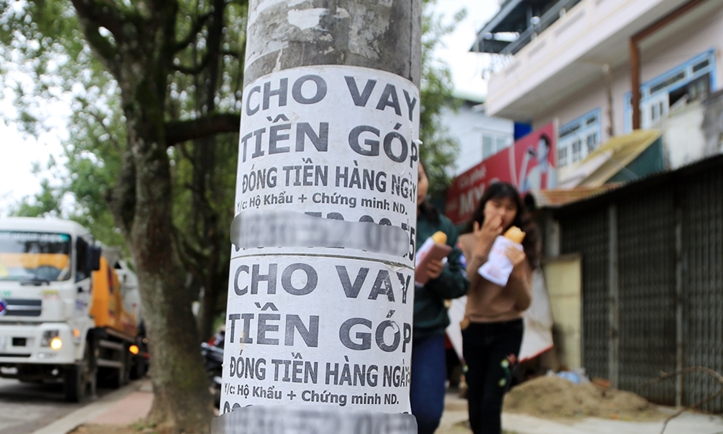 Tín dụng đen thông qua các tờ rơi, quảng cáo trên đường phố để tìm kiếm “con mồi” -  Ảnh minh họa