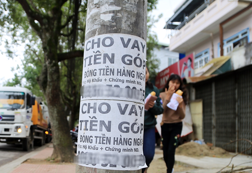 Tín dụng đen thông qua các tờ rơi, quảng cáo trên đường phố để tìm kiếm “con mồi” -  Ảnh minh họa