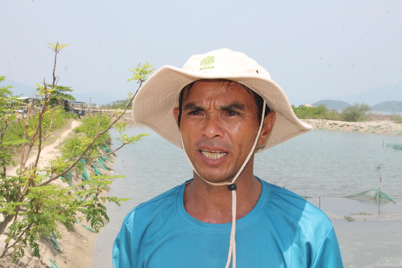 &Ocirc;ng Phan Văn Tiến tr&ecirc;n đầm nu&ocirc;i hải s&acirc;m của gia đ&igrave;nh.