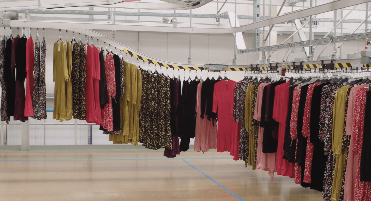 Marks & Spencer cũng hợp t&aacute;c c&ugrave;ng Hirestreet, cho ph&eacute;p kh&aacute;ch h&agrave;ng thu&ecirc; tối đa 10 bộ mỗi th&aacute;ng.