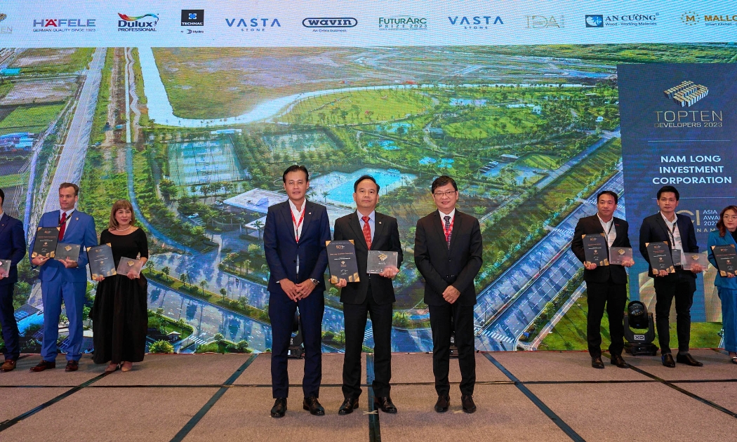 Ông Văn Viết Sơn, Giám đốc điều hành Nam Long Land, Nam Long Group, nhận Giải thưởng “Top 10 Chủ đầu tư hàng đầu Việt Nam” tại BCI Asia Awards 2023.