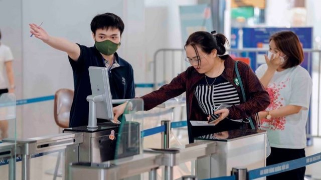 Tài khoản định danh điện tử được hiểu là "ví giấy tờ điện tử", thay thế giấy tờ đi máy bay, cũng như việc dùng căn cước công dân gắn chip kết hợp camera nhận diện khuôn mặt.