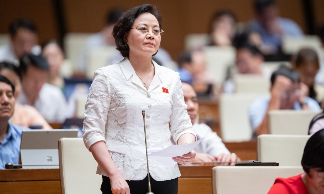 Bộ trưởng Bộ Nội vụ Phạm Thị Thanh Trà giải trình một số nội dung các đại biểu quan tâm tại phiên họp chiều 29/5. Ảnh - Quochoi.vn. 