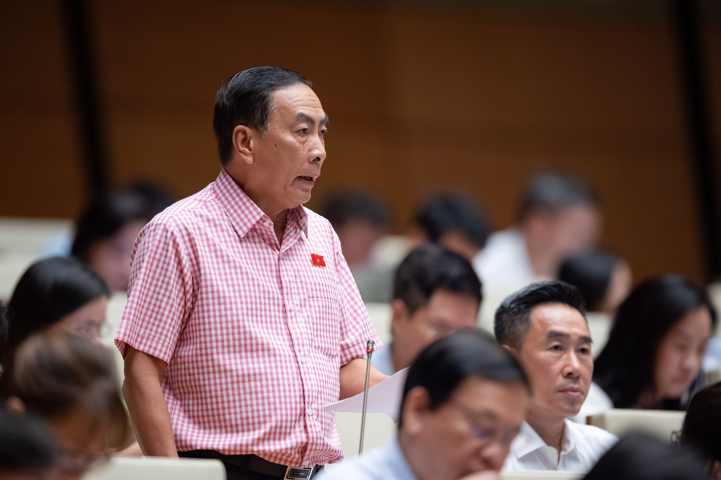 Đại biểu Phạm Văn Hòa, Đoàn Đại biểu Quốc hội tỉnh Đồng Tháp đề xuất có chính sách để thu hút bác sĩ mới ra trường về y tế cơ sở. Ảnh - Quochoi.vn. 