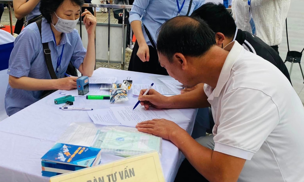 Người lao động Hà Nội đăng ký tìm việc tại một phiên giao dịch việc làm được tổ chức trong tháng 5. Ảnh - N.Dương. 