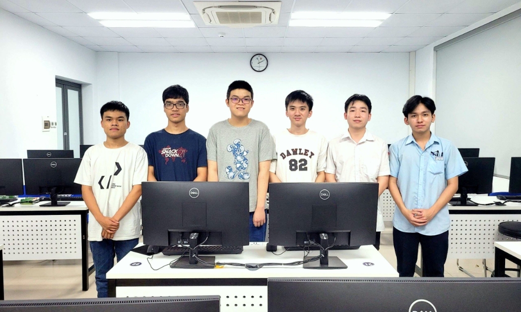 6 học sinh đoạt huy chương tại Olympic Tin học Châu Á Thái Bình Dương. Từ trái qua phải: em Trần Xuân Bách, em Phạm Công Minh, em Nguyễn Ngọc Đăng Khoa, em Trần Vinh Khánh, em Nguyễn Đức Thắng, em Lê Ngọc Bảo Anh.