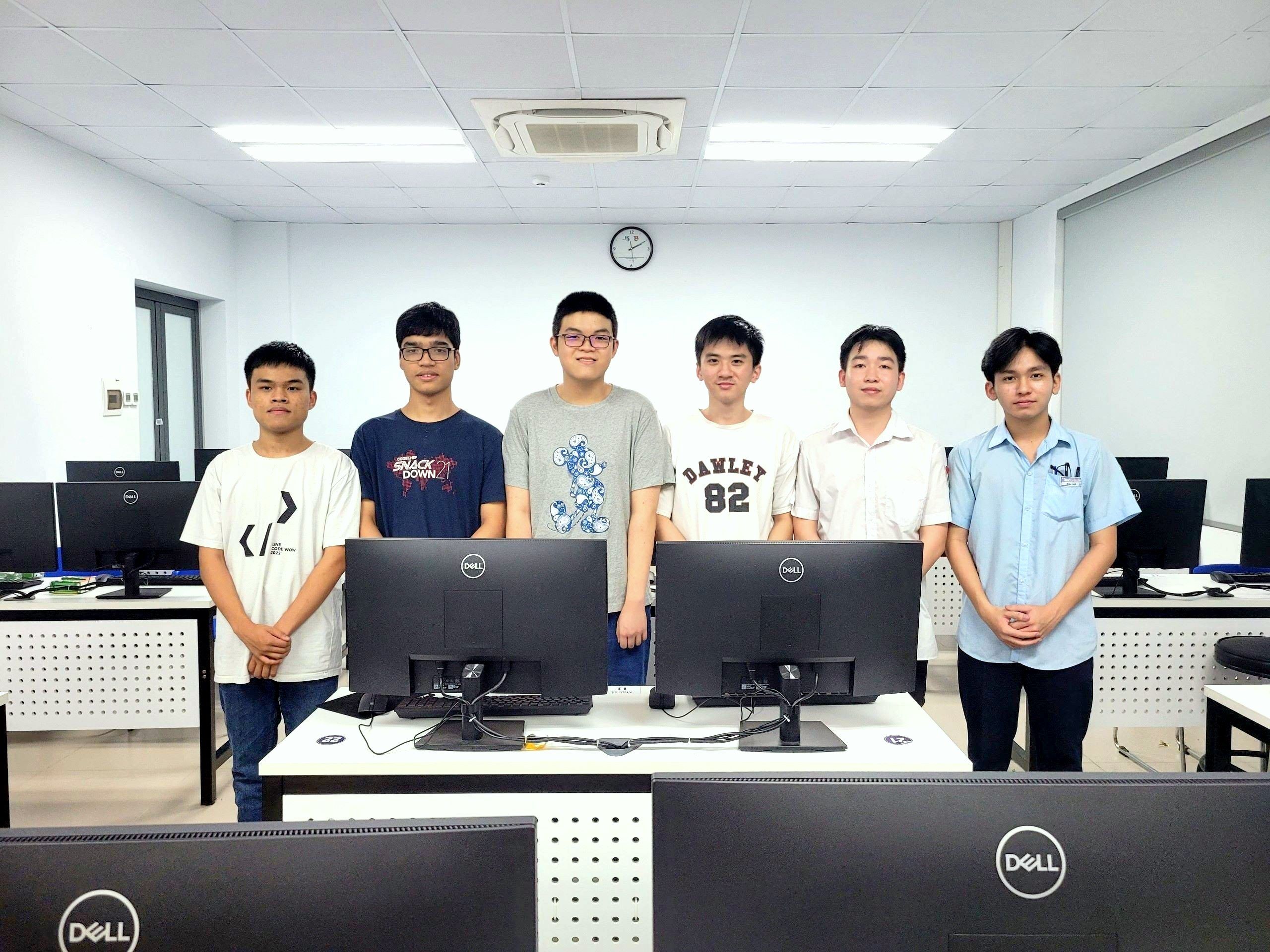 6 học sinh đoạt huy chương tại Olympic Tin học Châu Á Thái Bình Dương. Từ trái qua phải: em Trần Xuân Bách, em Phạm Công Minh, em Nguyễn Ngọc Đăng Khoa, em Trần Vinh Khánh, em Nguyễn Đức Thắng, em Lê Ngọc Bảo Anh.