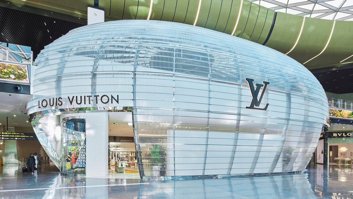 Louis Vuitton Lounge by Yannick Alléno nằm ở tầng hai của cửa hàng Louis Vuitton trong sảnh chờ Al Mourjan của Hamad International Airport.