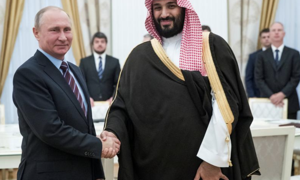 Tổng thống Nga Vladimir Putin (trái) và Thái tử Saudi Arabia Mohammed bin Salman.
