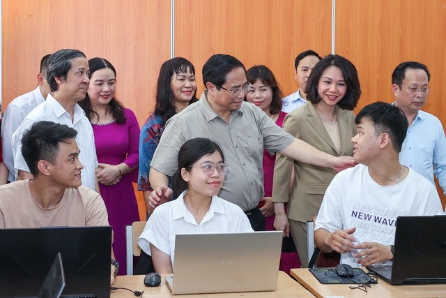 Thủ tướng thăm lớp học nghệ thuật của học sinh khiếm thính Trường Cao đẳng Sư phạm Trung ương . Ảnh - VGP. 