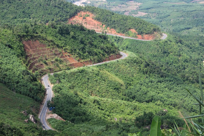 Tuy nhiên, các đại biểu Quốc hội đề nghị làm rõ phương án trồng rừng thay thế và chú trọng chính sách đền bù, bảo tồn bản sắc văn hóa dân tộc khu vực này.