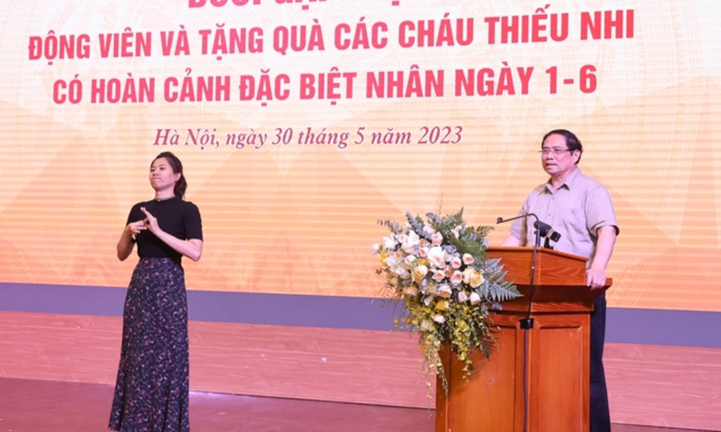 Thủ tướng phát biểu khi thăm hai ngôi trường tại Hà Nội chiều 30/5. Ảnh - VGP. 