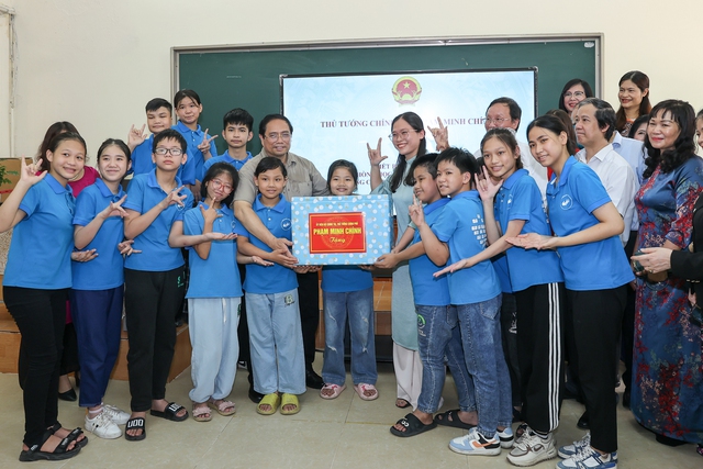 Thủ tướng tặng quà cho các em học sinh tại Trung tâm Hỗ trợ phát triển giáo dục hoà nhập thuộc Trường Cao đẳng Sư phạm Trung ương. Ảnh - VGP.