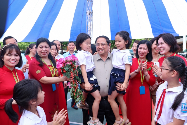 Thủ tướng thăm các thầy cô giáo và các em học sinh có hoàn cảnh đặc biệt tại Trường Phổ thông dân lập Hermann Gmeiner. Ảnh - VGP.