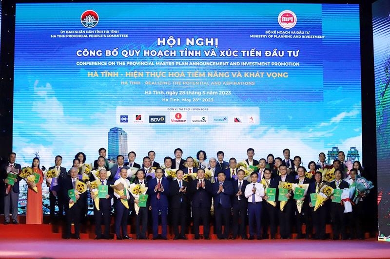 Ha Tinh grants investment licenses to 15 projects