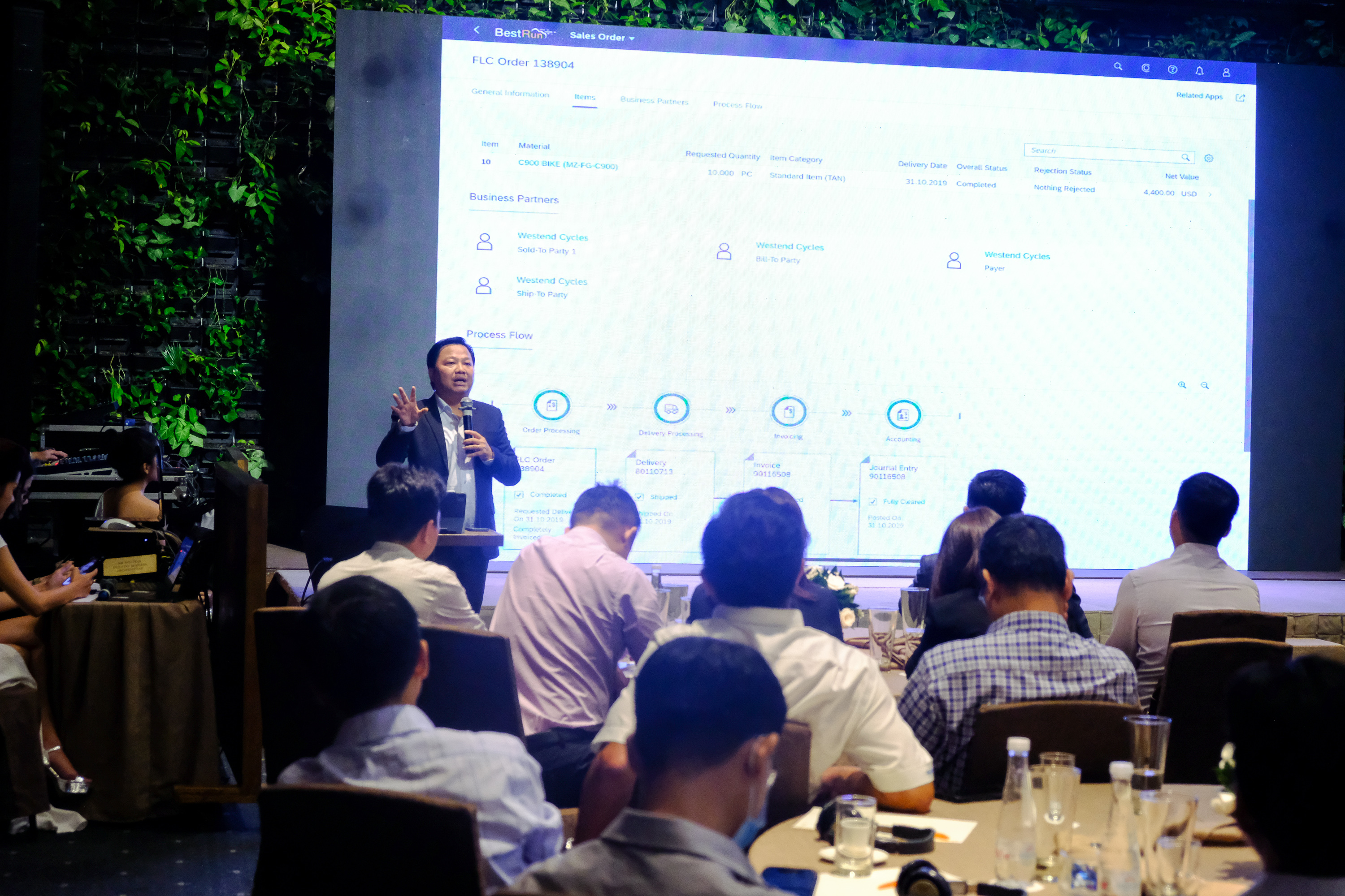 Ông Sơn Trần - Presale Lead, SAP Việt Nam giới thiệu các đổi mới của giải pháp SAP S/4HANA Public Cloud.
