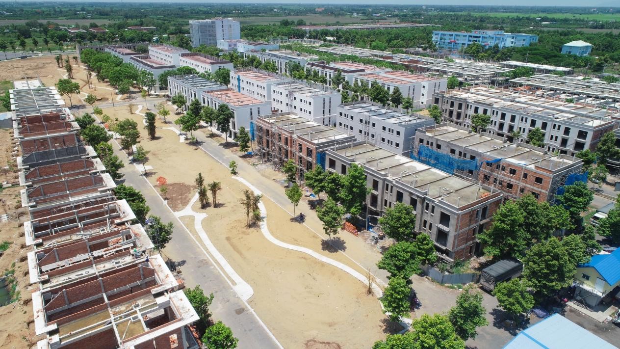 Một g&oacute;c c&aacute;c d&atilde;y nh&agrave; shophouse trong khu đ&ocirc; thị đang trong giai đoạn ho&agrave;n thiện. Ảnh: Trần Anh Group.