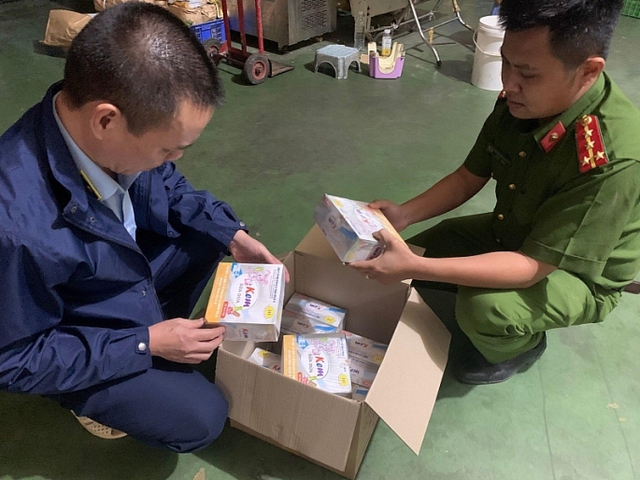 Lực lượng chức năng kiểm tra, thu giữ thực phẩm kém chất lượng