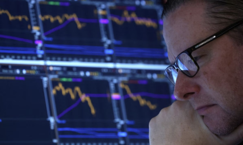 Chứng khoán Mỹ chững lại trong lúc thoả thuận trần nợ gặp trở ngại, giá dầu lao dốc 4%