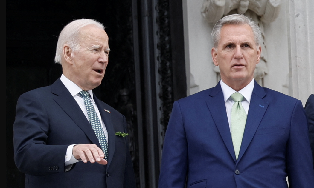 Tổng thống Mỹ Joe Biden (trái) và Chủ tịch Hạ viện Kevin McCarthy - Ảnh (Reuters).