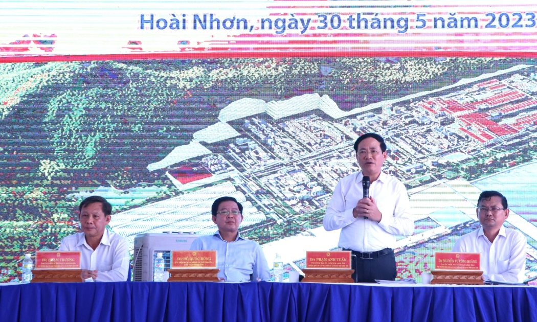 Lãnh đạo tỉnh Bình Định và thị xã Hoài Nhơn cùng chủ trì buổi thông tin dự án Gang thép Long Sơn đến người dân Lộ Diêu