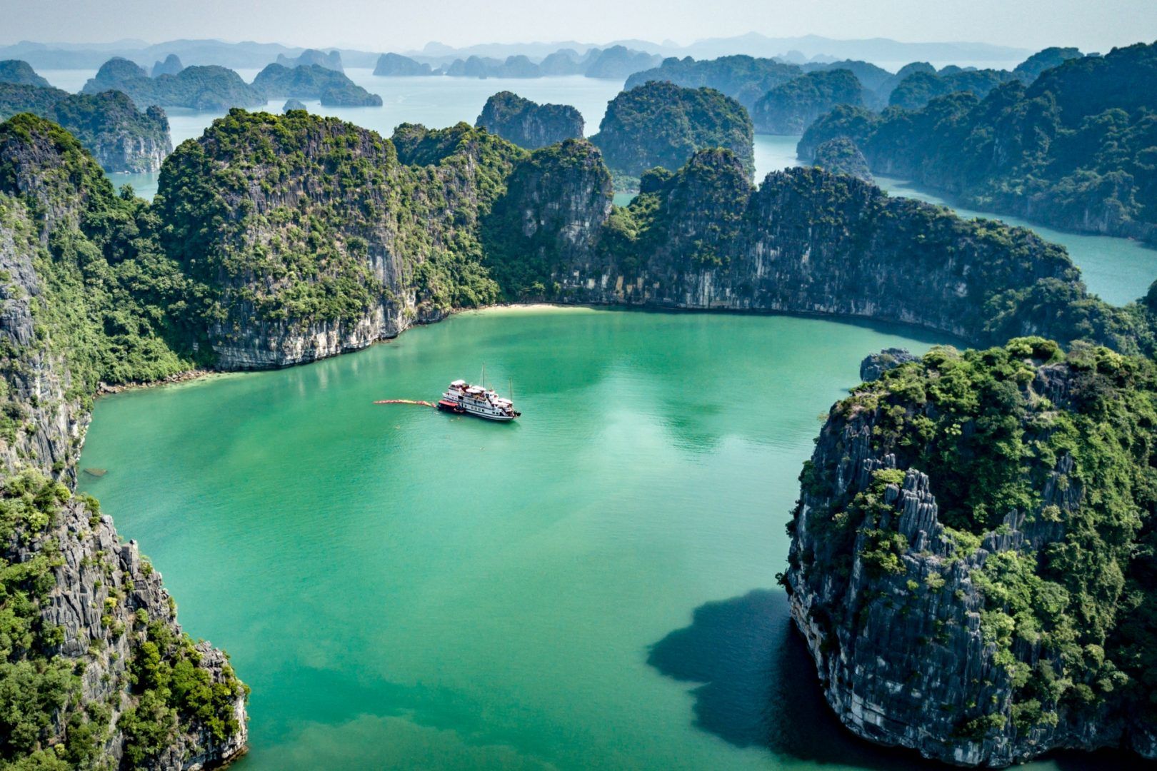 Không gian tuyệt đẹp của vịnh Bái Tử Long.
