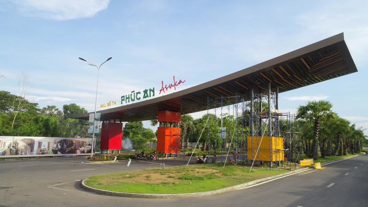 Cổng khu đ&ocirc; thị Ph&uacute;c An Asuka đang trong giai đoạn h&igrave;nh th&agrave;nh. Ảnh: Trần Anh Group.