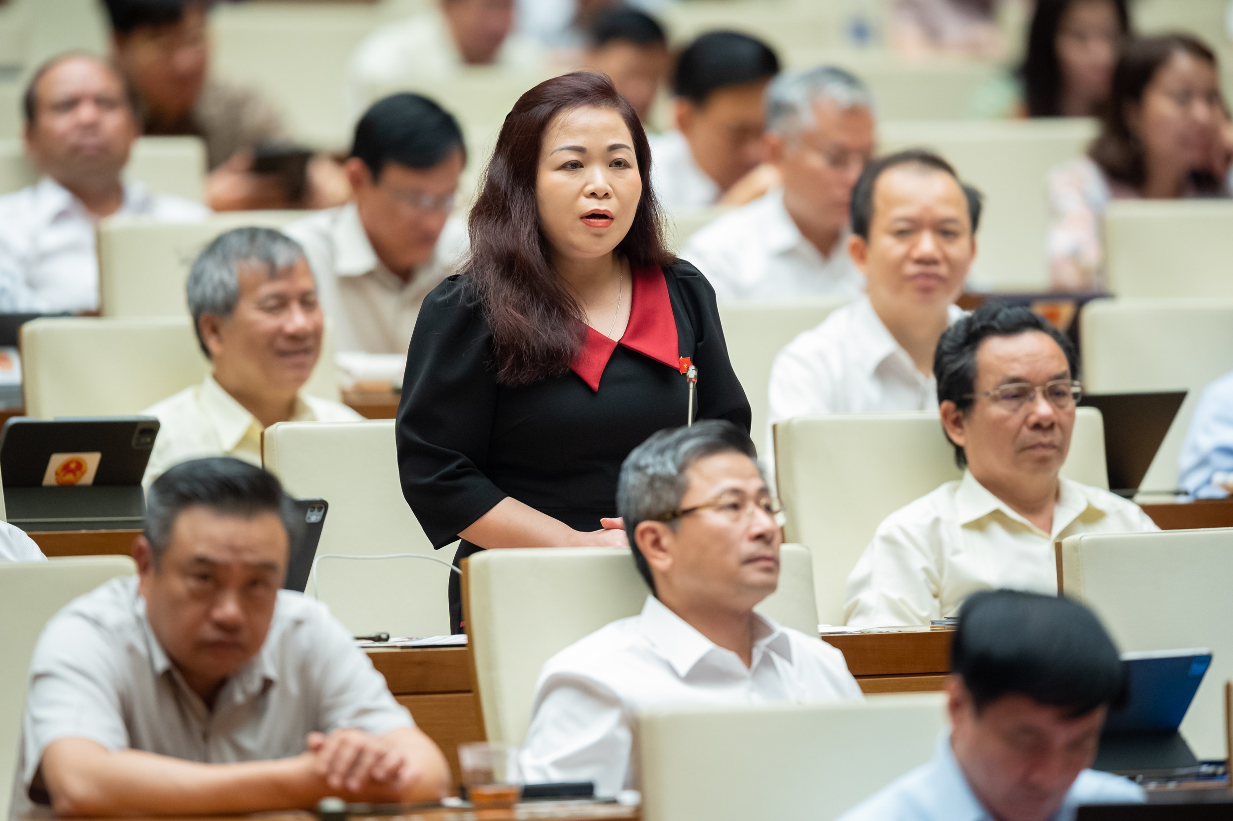 Đại biểu Vũ Thị Lưu Mai, Đoàn Đại biểu Quốc hội TP. Hà Nội đề nghị có chính sách tiền lương đủ mạnh để thu hút nhân tài. Ảnh - Quochoi.vn.