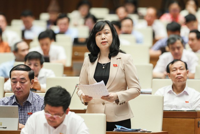  Bộ trưởng Bộ Y tế Đào Hồng Lan giải trình các vấn đề liên quan đến lĩnh vực y tế chiều 31/5. Ảnh - VGP. 