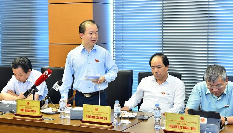 Đại biểu Bùi Hoài Sơn góp ý dự thảo Nghị quyết tại tổ.