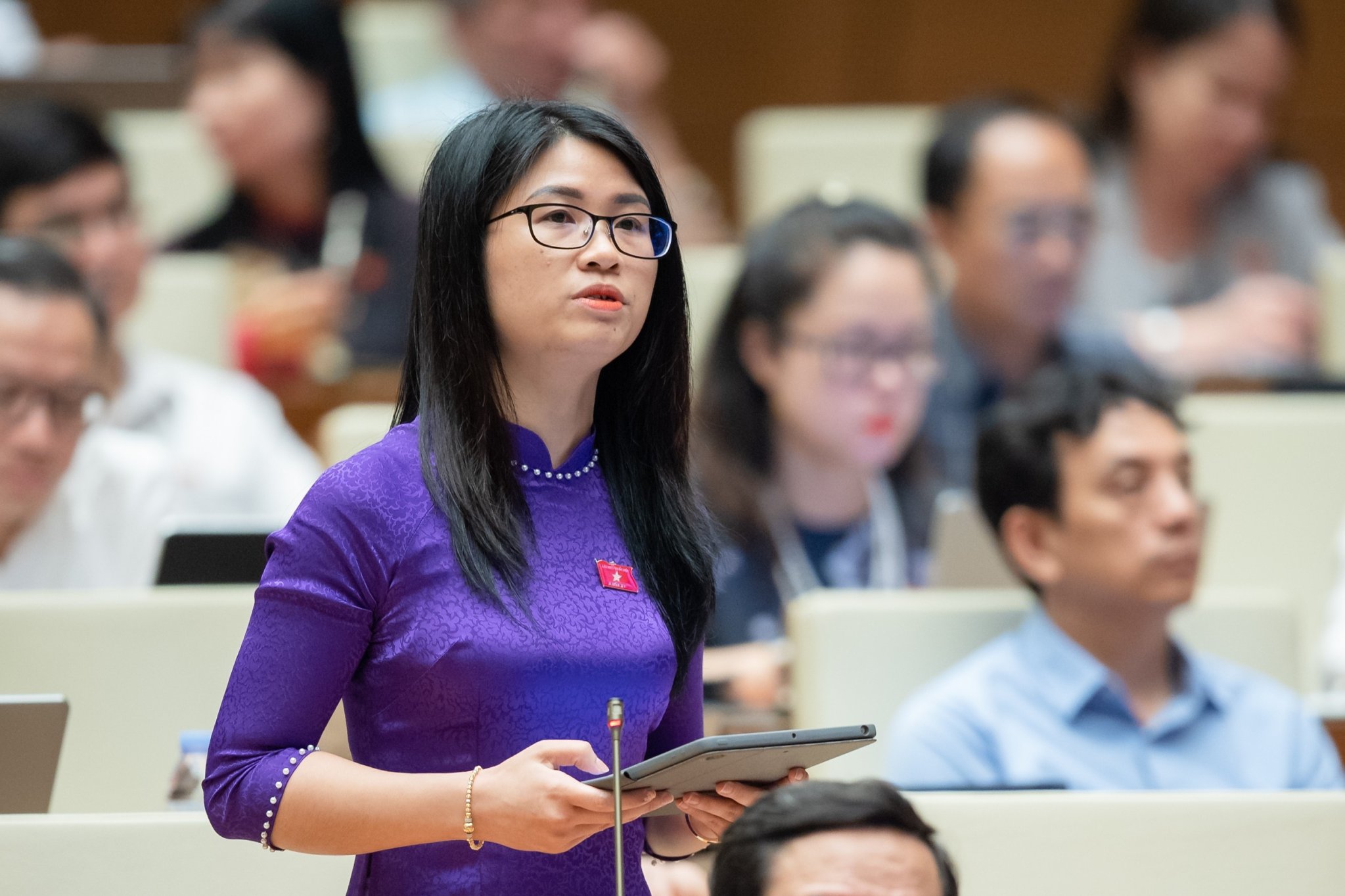 Đại biểu Đinh Thị Ngọc Dung, Đoàn Đại biểu Quốc hội tỉnh Hải Dương kiến nghị nghiên cứu quỹ an sinh hỗ trợ lao động mất việc. Ảnh - Quochoi.vn. 