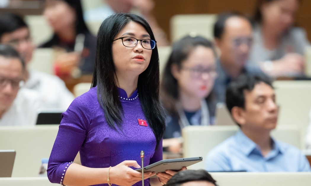 Đại biểu Đinh Thị Ngọc Dung, Đoàn Đại biểu Quốc hội tỉnh Hải Dương kiến nghị nghiên cứu quỹ an sinh hỗ trợ lao động mất việc. Ảnh - Quochoi.vn. 