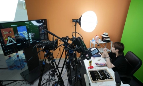 Trung Quốc: Thế hệ trẻ thất nghiệp, đổ xô đi làm vlogger, KOL
