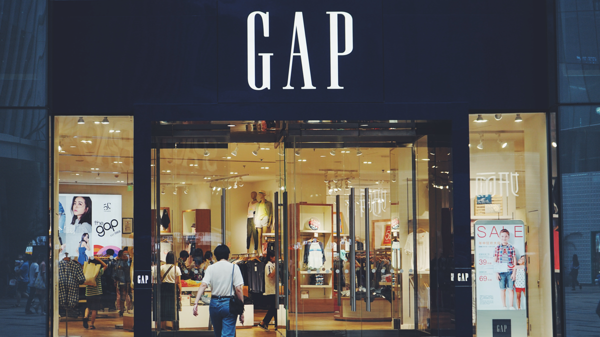 Gap đang bị kiện bởi Art City Center và thương hiệu cho rằng Kanye West chính là nguyên nhân của mọi chuyện.