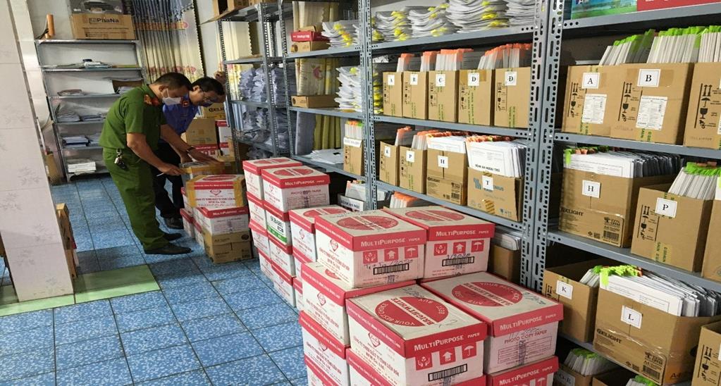 Thu giữ, niêm phong hàng trăm nghìn hồ sơ, tài liệu liên quan. Ảnh: Cổng thông tin Công an tỉnh Đồng Nai.
