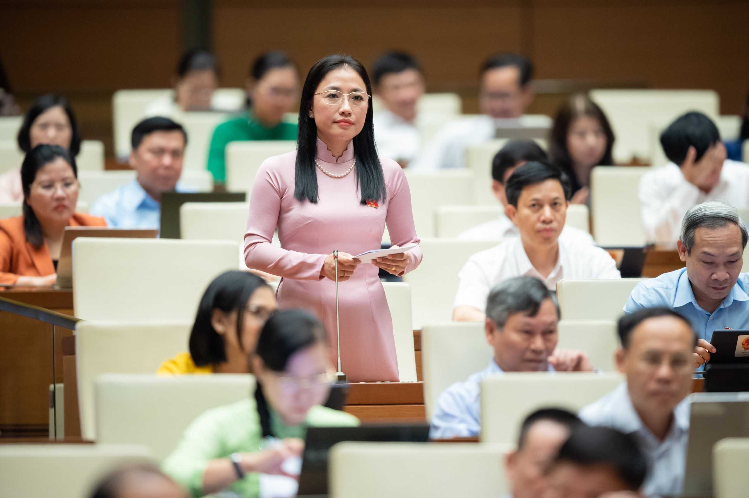 Đại biểu Trần Khánh Thu phát biểu tại hội trường ngày 31/05/2023.