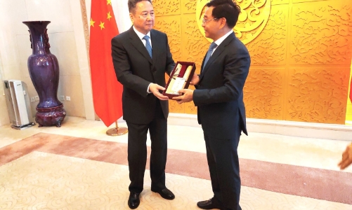 Hợp tác vận tải Việt Nam - Trung Quốc: Tạo thuận lợi vận tải khách đường bộ, xem xét cấp thêm slot bay