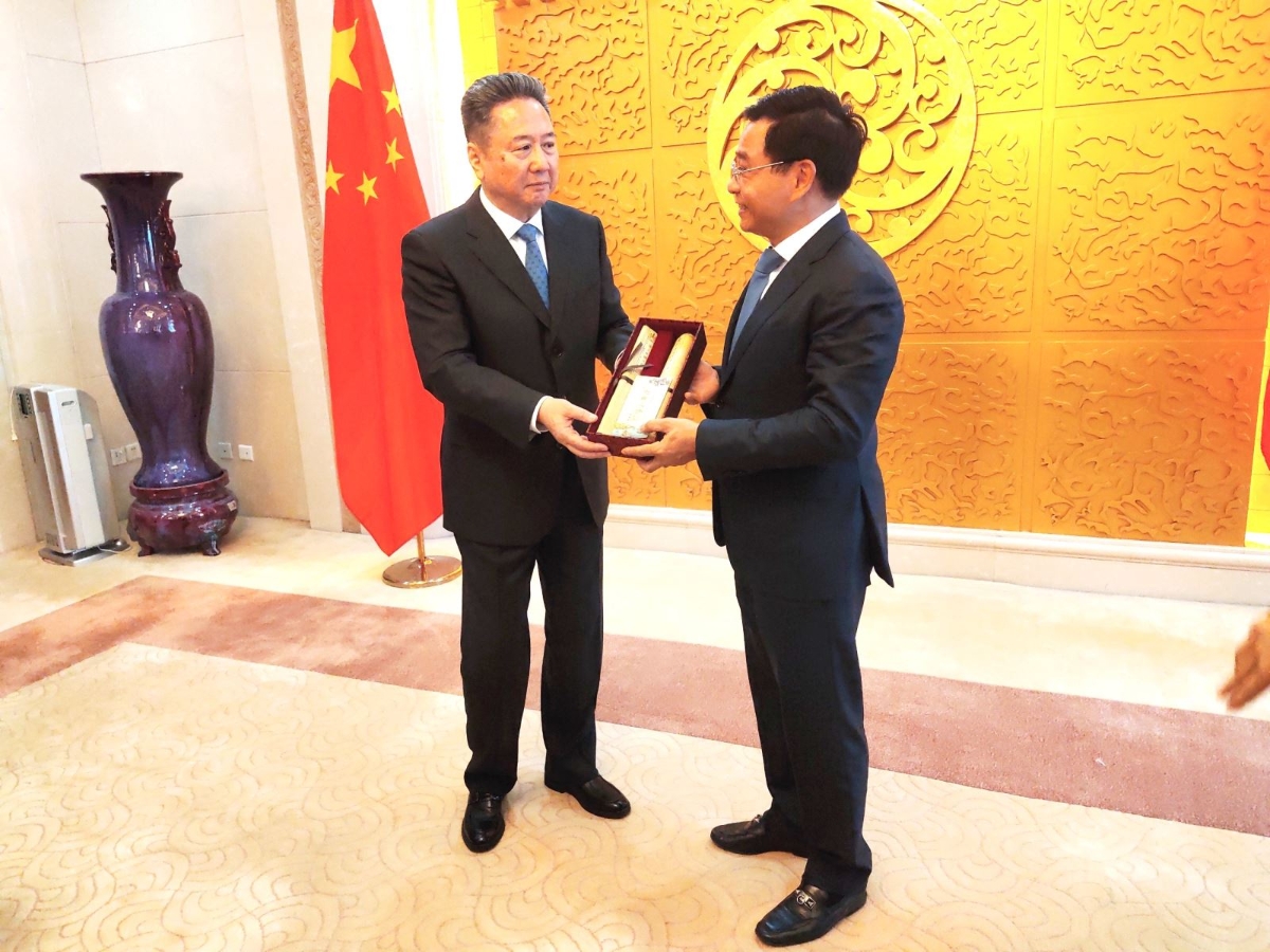 Hai Bộ trưởng tặng quà lưu niệm sau khi kết thúc hội đàm.