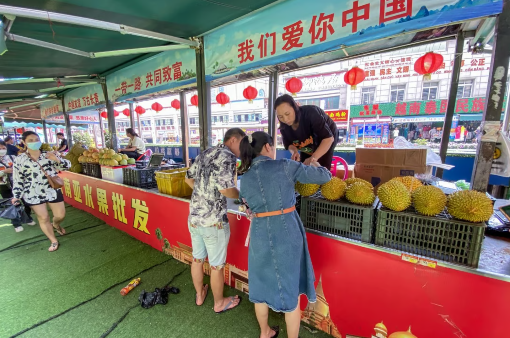 Sầu riêng hiện là loại trái cây nhập khẩu được ưa chuộng nhất ở Trung Quốc với doanh thu nhiều tỷ đô la Mỹ mỗi năm - Ảnh: SCMP