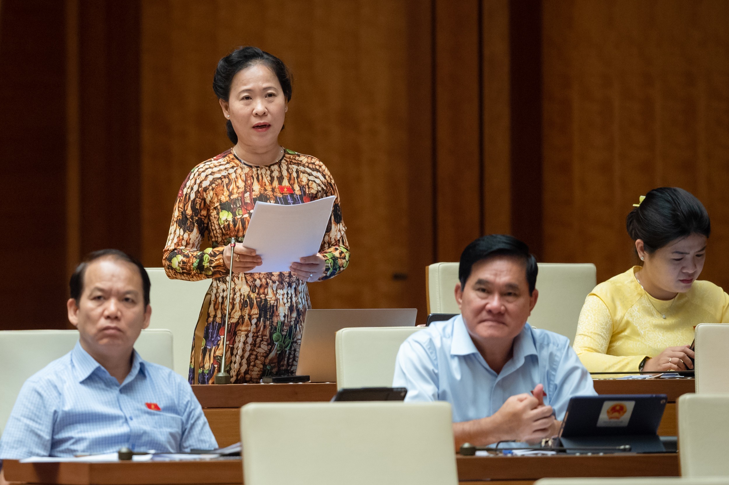 Đại biểu Tô Ái Vang, Đoàn Đại biểu Quốc hội tỉnh Sóc Trăng phát biểu tại phiên thảo luận. Ảnh - Quochoi.vn.