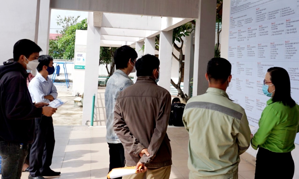 Người lao động tìm hiểu thông tin các vị trí việc làm. Ảnh - Trung tâm Dịch vụ việc làm Bà Rịa - Vũng Tàu. 