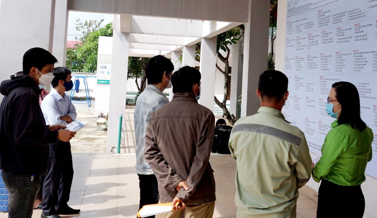 Người lao động tìm hiểu thông tin các vị trí việc làm. Ảnh - Trung tâm Dịch vụ việc làm Bà Rịa - Vũng Tàu. 