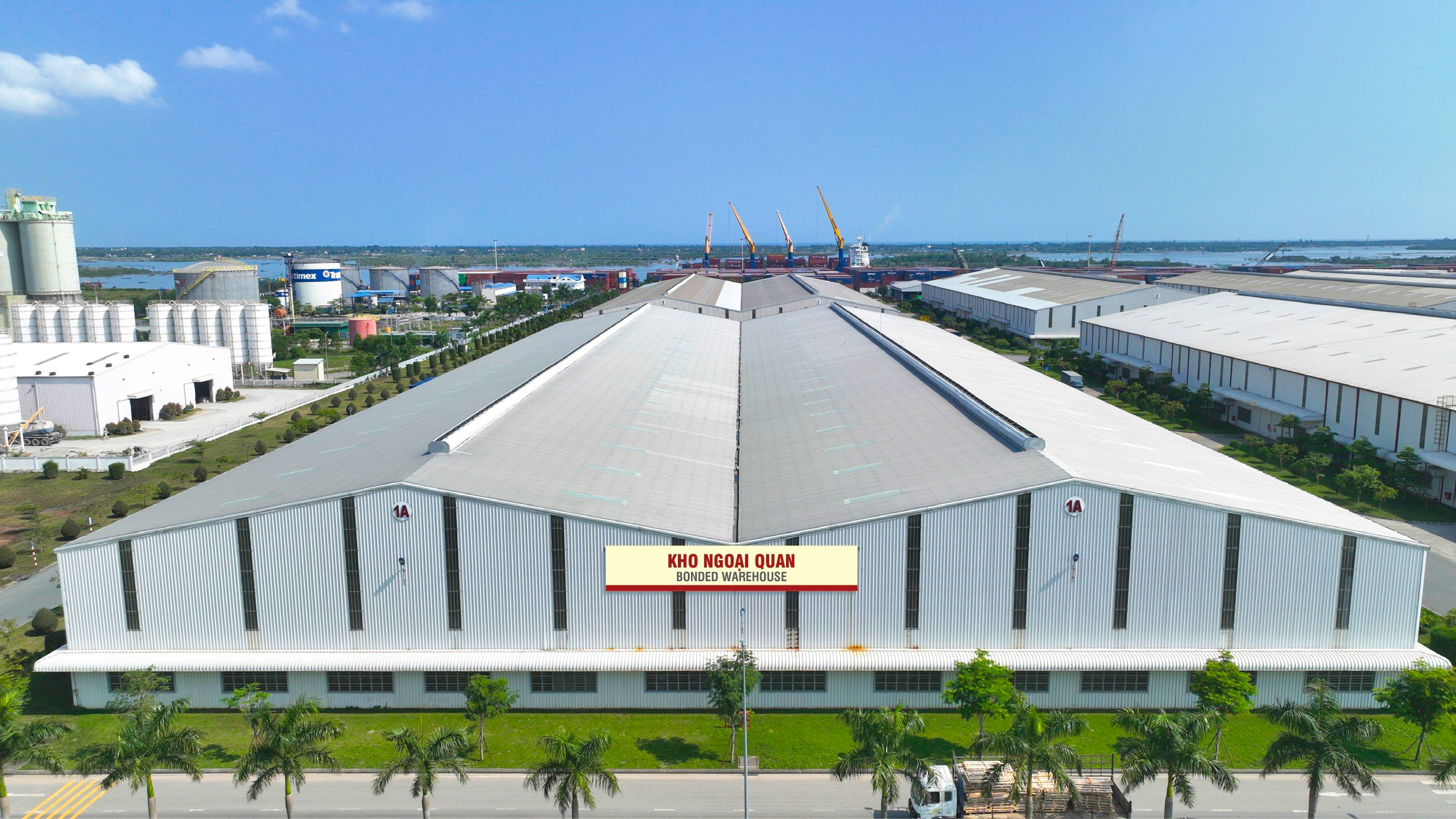 Kho Ngoại Quan có diện tích 13.440m2, được xây dựng theo tiêu chuẩn quốc tế tại Cảng Chu Lai.