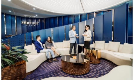 SHB First Club gây ấn tượng mạnh với không gian tổng hòa của sự sang trọng thời thượng với President Suite, phòng hút Cigar riêng tư, khu massage giữa vườn cây, khu làm việc biệt lập, tầm nhìn ra đường băng.