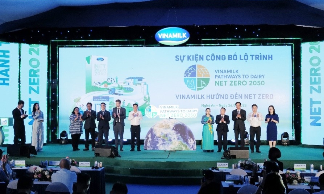 Các đại biểu cùng với Vinamilk thực hiện nghi thức công bố lộ trình hướng tới Net Zero 2050 tại sự kiện.