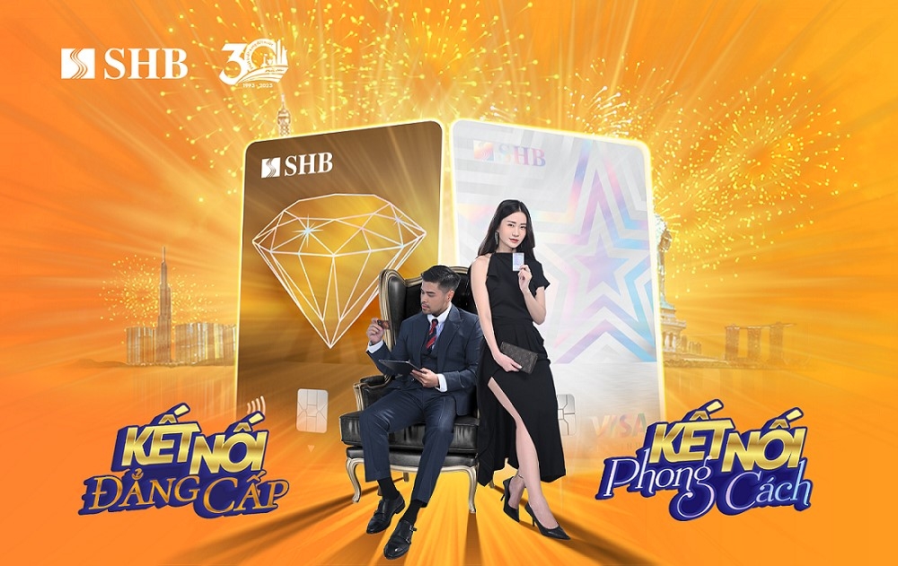 Bộ đ&ocirc;i thẻ t&iacute;n dụng SHB Visa Platinum c&oacute; thiết kế dọc hiện đại c&ugrave;ng h&igrave;nh ảnh vi&ecirc;n kim cương v&agrave; ng&ocirc;i sao s&aacute;ng nổi bật.