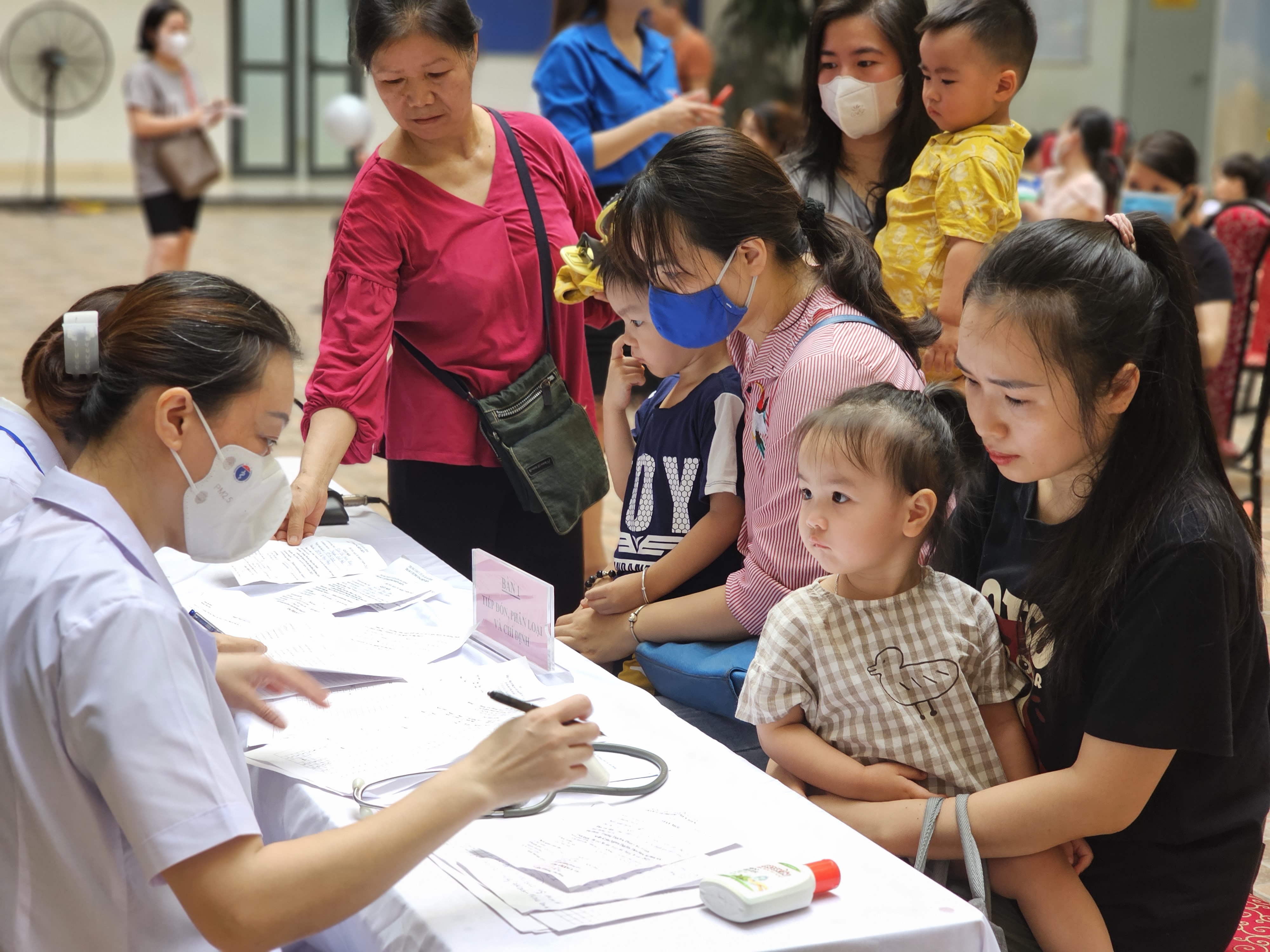 Trẻ em Hà Nội được uống bổ sung vitamin A sáng 1/6. Ảnh - Tuấn Dũng.