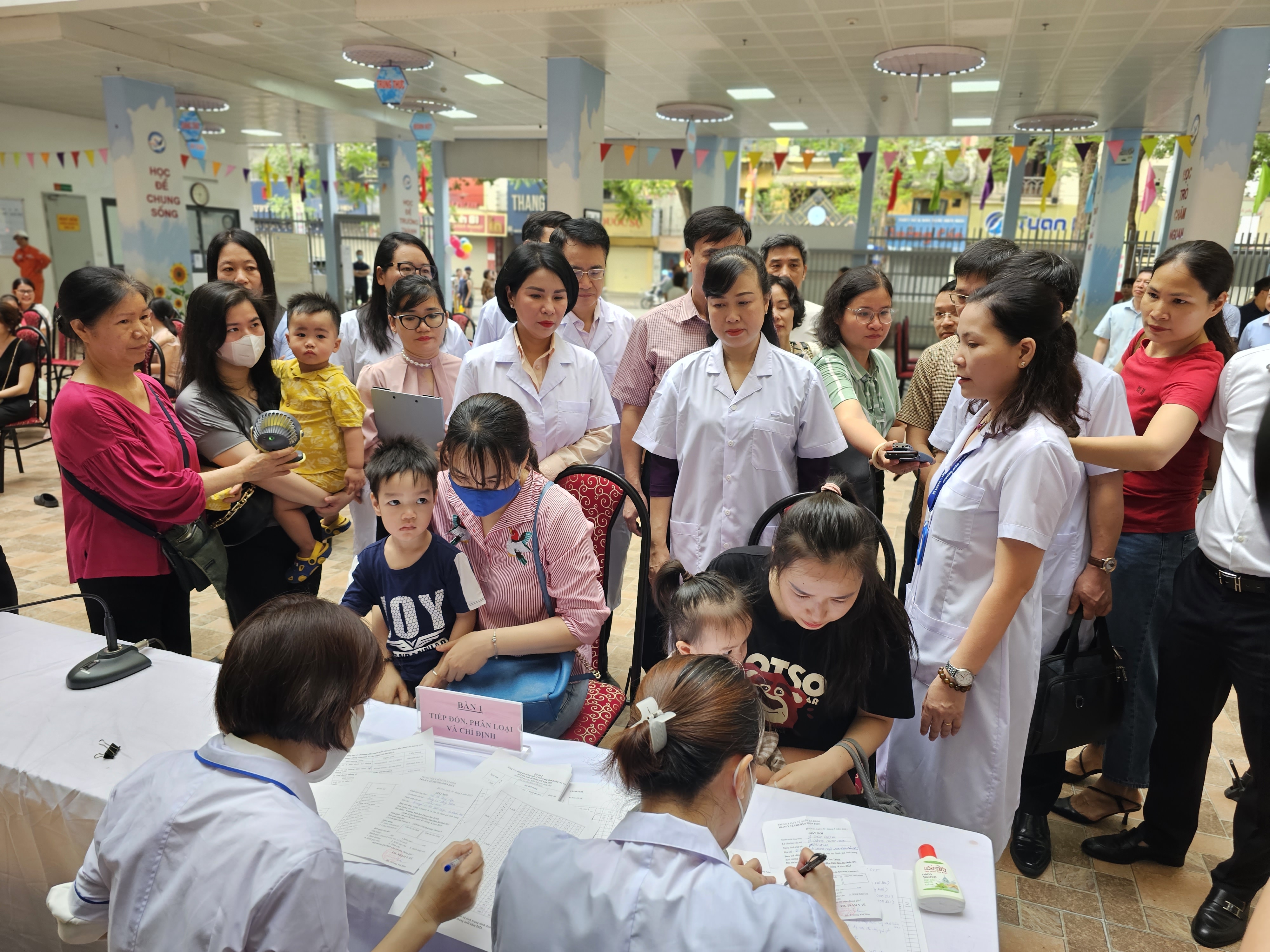 Đoàn công tác của Bộ Y tế do Bộ trưởng thăm và kiểm tra công tác tổ chức Chiến dịch bổ sung vitamin A tại Hà Nội. Ảnh - Tuấn Dũng.