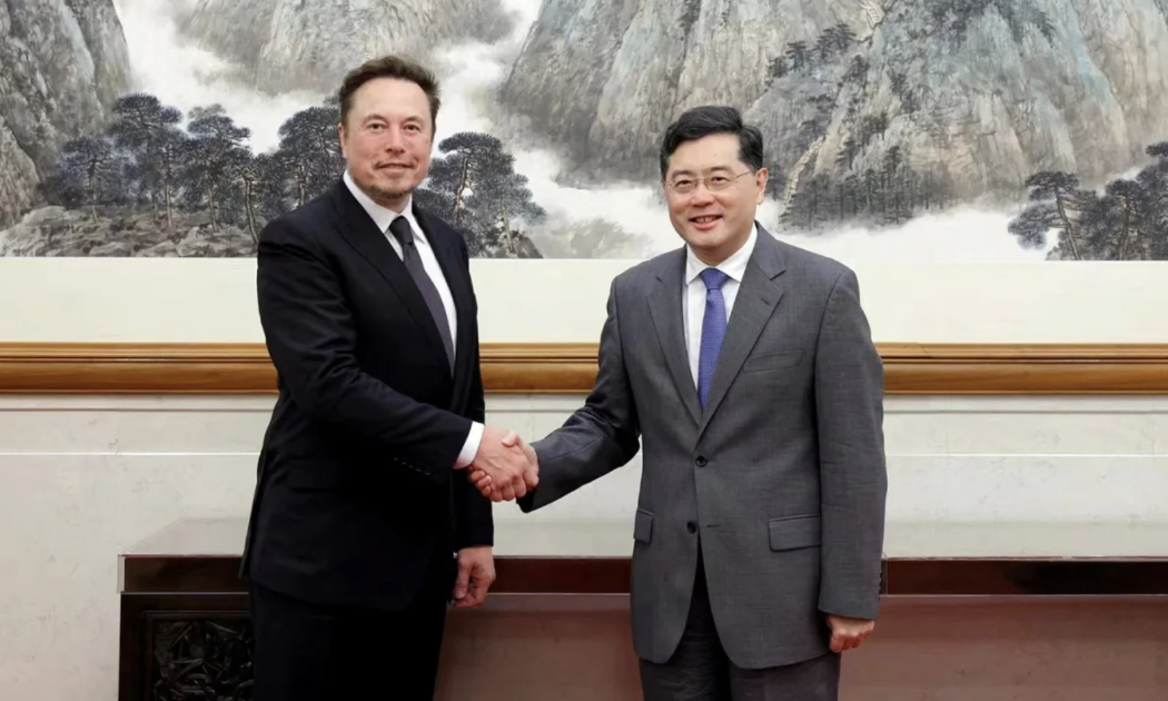 Ngoại trưởng Trung Quốc Tần Cương tiếp CEO Elon Musk của Tesla tại Bắc Kinh hôm 30/5 - Ảnh: Reuters.